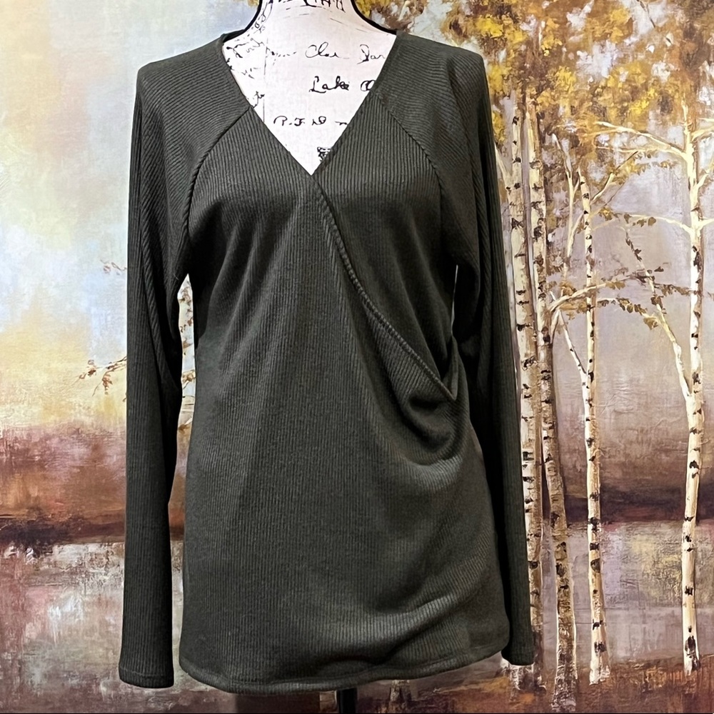 EUC BANANA REPUBLIC Pretty Front Faux Long Top